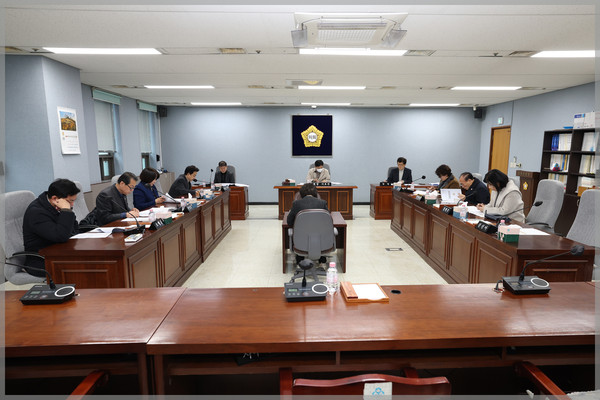 ▲ 제300회 성북구의회 제2차 정례회 폐회중 제1차운영위원회 모습.
