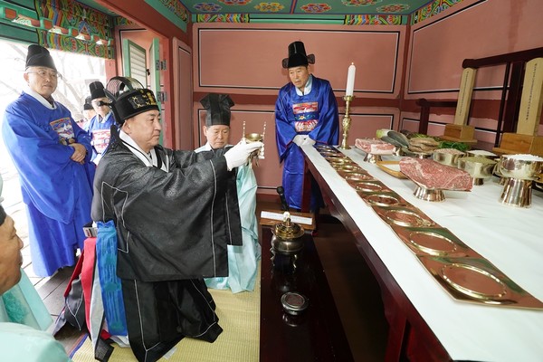 ▲ 방세환 광주시장이 정충묘에서 제향을 거행하고 있다.