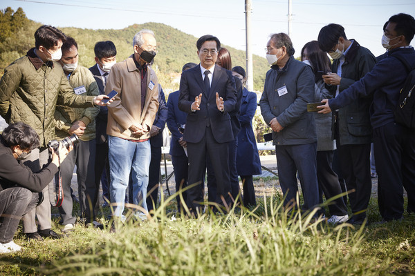 ▲ 2022년 10월19일 선감학원 유해 매장 추정지에서 헌화 및 묵념하는 김동연 지사.