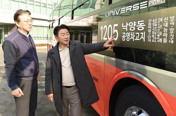 ▲ 김동근 의정부시장이 민락‧고산지구~상봉역 운행 광역버스에 대한 현장점검을 하고 있다.