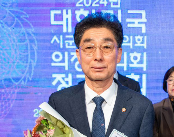 ▲ '대한민국지방의정봉사대상' 수상 기념촬영하는 오중균 의장.