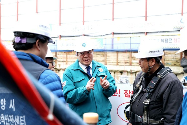 ▲ 최대호 안양시장이 만안구 안양동의 건축공사장을 방문해 현장을 점검하고 있다.
