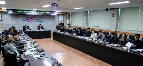 ▲ 미추홀구 탄소중립 녹색성장 위원회 위촉식 및 기본계획 중간보고회 개최 모습.