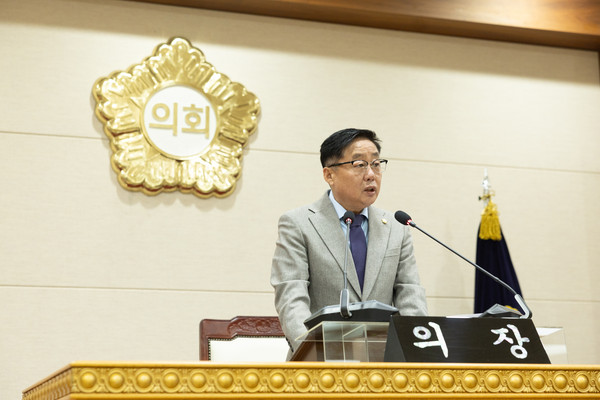 ▲ 윤창철 의장이 제364회 임시회 제1차 본회의에서 ‘택지개발 지연에 따른 조속시행 및 손실대책 마련 촉구 건의안’을 채택하고 있다.