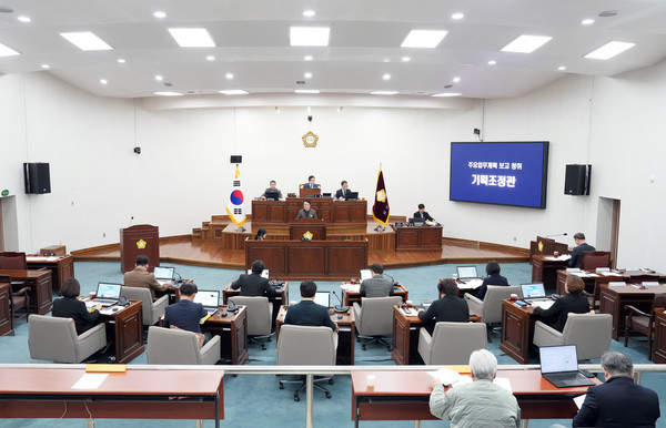 ▲ 하남시의회가 15일 올해 첫 회기인 제327회 임시회 제1차 본회의를 시작으로 본격적인 의정활동에 돌입한 가운데 2024년도 시정 주요업무계획보고를 청취하고 있다.