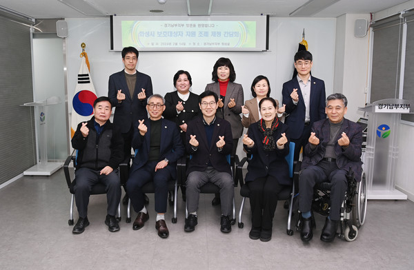 ▲ 화성시의회 교복위 의원들과 한국법무보호 복지공단 관계자 단체 기념 촬영.