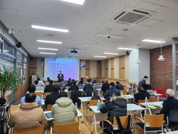 ▲ 공공판로사업 설명회에 관내 기업 대표 및 임직원들이 참석해 교육을 듣고 있다.