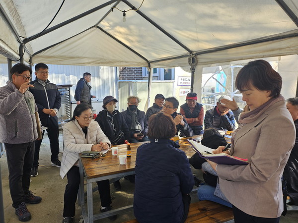 새빛민원실 베테랑팀장들이 하광교동 주민들과 이야기를 나누고 있다.