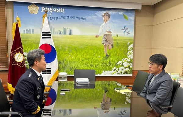 ▲ 유승영 평택시의회 의장, 신임 평택경찰서장과 이야기 나누는 모습.