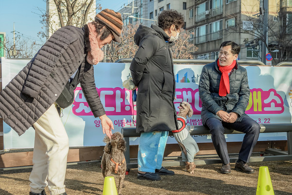 ▲ 지난해 2월 반려견 휴게소를 찾아 구민과 소통중인 이기재 양천구청장.