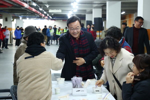 ▲ 청계동 민속놀이 행사에 참석한 김성제 의왕시장.