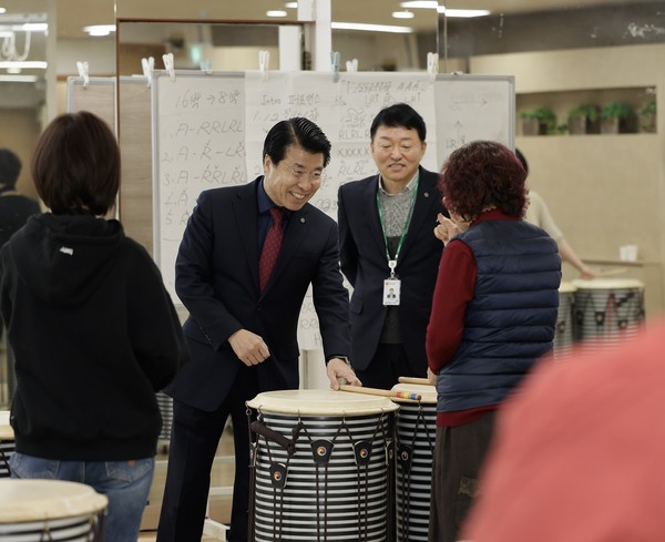 ▲ 서강석 구청장이 잠실6동 주민센터를 방문해 주민들과 인사하고 있다.