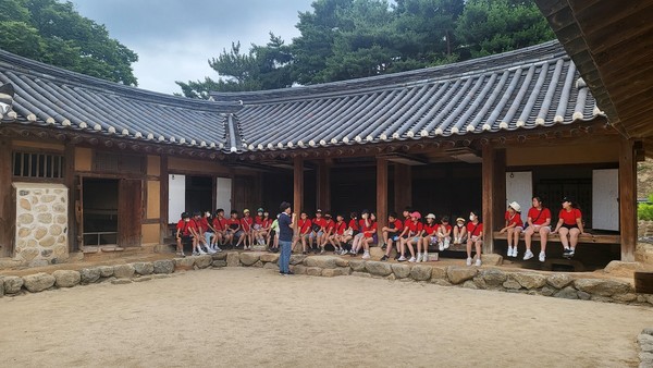 ▲ 정약용유적지에서 문화해설사의 설명을 듣는 다산한강초 학생들 모습.