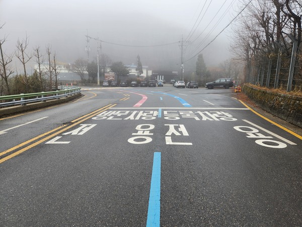 ▲ 광명동굴 주차정산소 진입로 도색 모습.
