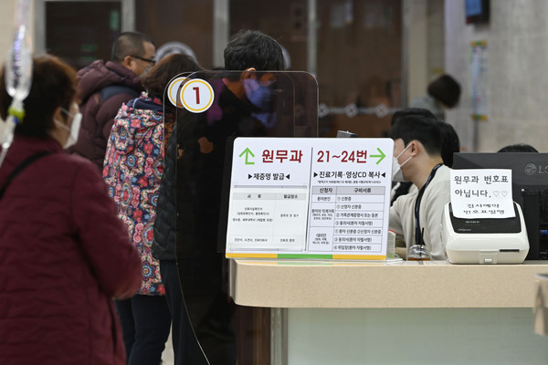 ▲ 전공의 집단 행동이 이어지고 있는 20일 오전 광주 동구 전남대병원 접수 창구가 붐비고 있다. /뉴시스