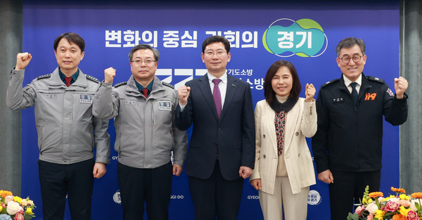 ▲ 지난 2일 용인소방서에서 안전문화살롱이 열렸다. 사진은 왼쪽부터 이종길 (전)용인서부경찰서장, 김경진 (전)용인동부경찰서장, 이상일 용인특례시장, 김희정 용인교육지원청교육장, 안기승 용인소방서장.