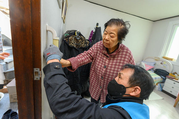 ▲ 양천구 안심주거환경 개선사업을 통해 안전손잡이가 설치된 어르신 댁 전경.