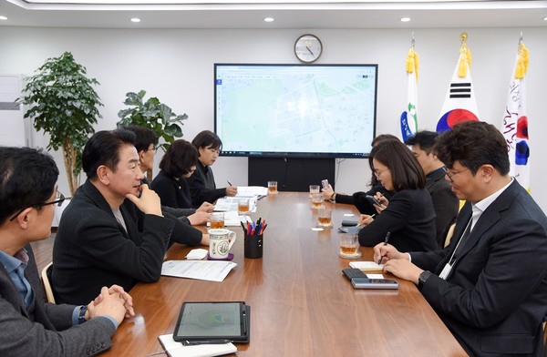 ▲ 김동근 시장(좌)이 ㈜시지바이오 유현승 대표 등과 바이오산업 육성 위한 협력 방안에 대해 논의하고 있다.