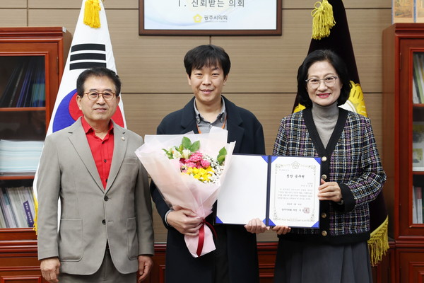 ▲ 2월 중 의회 칭찬공무원 증서 수여식.