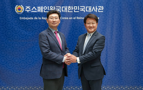 ▲ 이상일 용인특례시장(좌)과 박상훈 주스페인 대사(우).