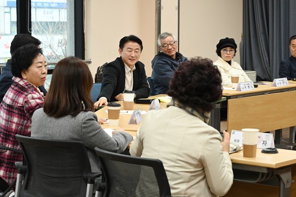 ▲ 김동근 시장이 티타임을 열고 주민들과 현안에 대해 이야기하고 있다.