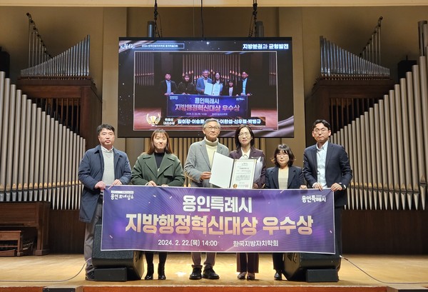 지난22일 서울 숭실대학과에서 열린 시상식에서 시 관계자들이 기념촬영을 하는 모습