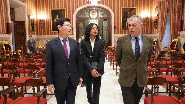 이상일 용인특례시장이 호세 루이스 산즈 세비야 시장의 안내를 받아 세비야 시청사를 둘러보고 있다.