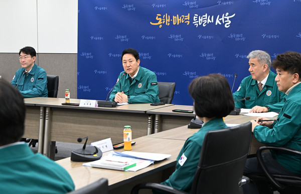 ▲ 오세훈 서울시장이 의료계 집단행동에 확산에 따른 비상의료체계 및 대책을 점검하고 장기화에 따른 시민피해 최소화 방안을 논의하고 있다.