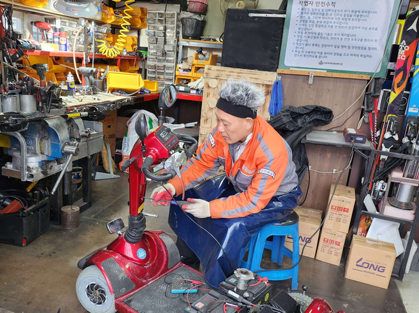 ▲ 전동휠체어 수리.