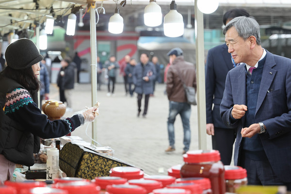 ▲ 바로마켓을 찾은 정기환 한국마사회장.