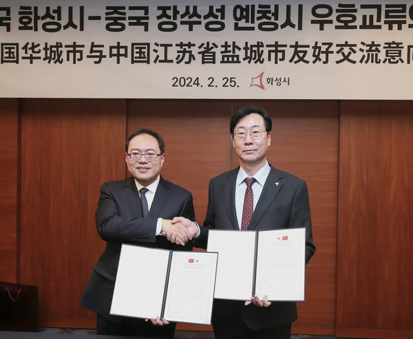 ▲ 정명근 화성시장(우)과 장밍캉 옌청시장(좌).