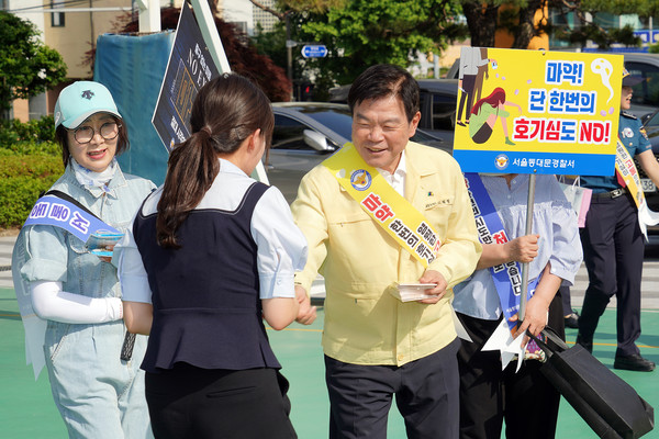 ▲ 청소년 마약류 범죄예방 합동 캠페인에 참석한 이필형 동대문구청장.