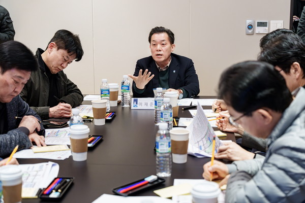 ▲ 이재준 수원시장이 교통개선대책 회의에서 발언하고 있다.