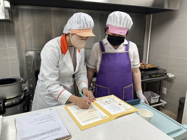 ▲ 신규 조리원 일대일 교육 모습.