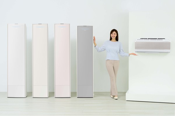 ▲ 삼성전자가 에너지 절약 기능을 강화한 2024년형 비스포크 무풍에어컨을 출시한다고 26일 밝혔다. 삼성전자 모델이 스탠드형 '비스포크 무풍에어컨 갤러리'와 '비스포크 무풍에어컨 벽걸이' 신제품을 소개하고 있다. (사진 = 삼성전자)