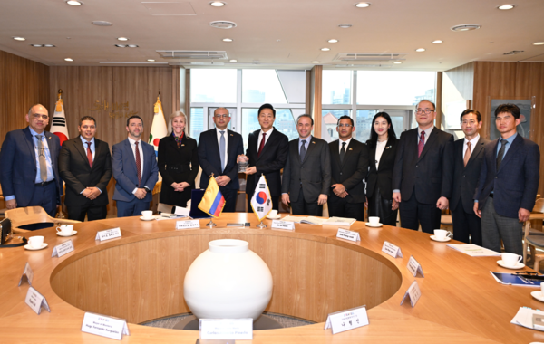 ▲ 26일 오세훈 서울시장이 알레한드로 펠라에스 로드리게스(Alejandro Pelaez Rodriguez)주한 콜롬비아 대사(왼쪽에서+다섯+번째)를 비롯한 콜롬비아 주요+지방정부 대표단과 기념 촬영을 하고 있다.