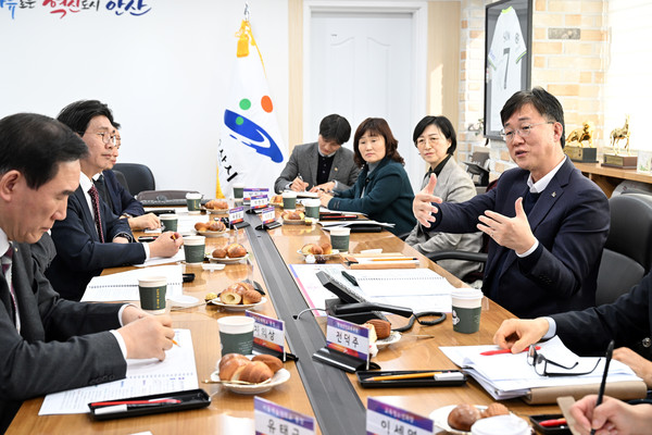 ▲ 이민근 안산시장과 5개 대학 총장이 청년정책 활성화를 논의하고 있다.