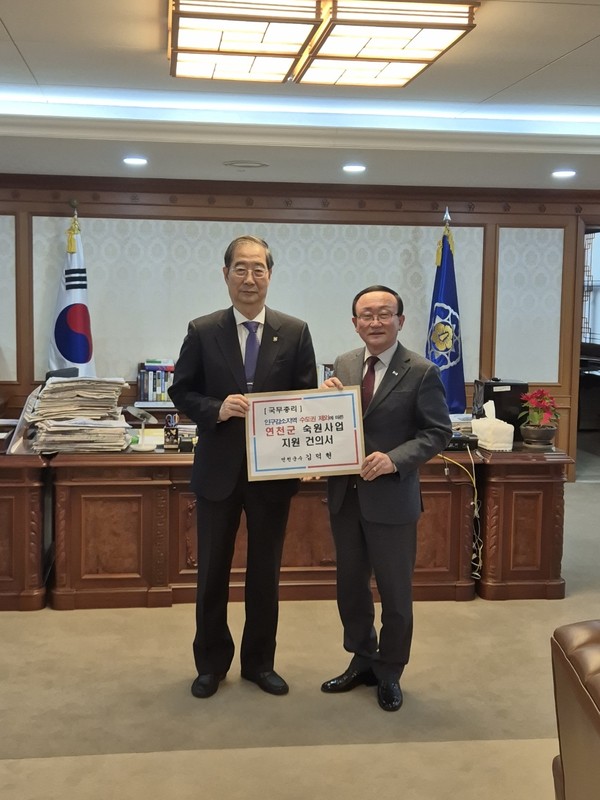 ▲ 김덕현 연천군수(우)와 한덕수 국무총리(좌).
