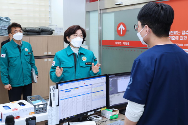▲ 김보라 안성시장이 관내 병원에 방문해 의료진들을 격려하고 있다.