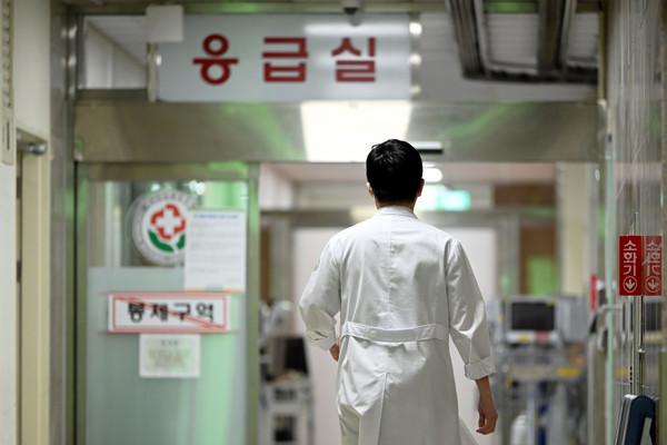 ▲ 전공의 집단 행동이 이어지고 있는 27일 오전 광주 동구 전남대병원에서 한 의료진이 응급실 복도를 지나고 있다. /뉴시스