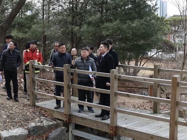 ▲ 김정헌 인천중구청장 해빙기 대비 위험시설물 안전점검 실시 모습.