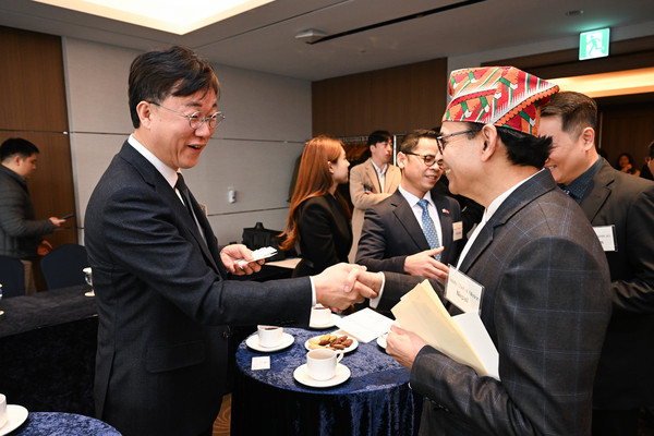 ▲ 이민근 안산시장이 전국다문화도시협의회 신년 오찬 간담회에서 각 국 주한 대사들과 인사를 나누고 있다.