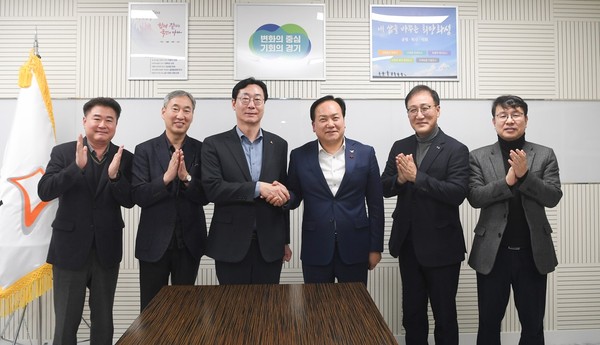 ▲ 이권재 오산시장(오른쪽에서 세번째)과 정명근 화성시장(왼쪽에서 세번째) 면담 후 기념사진 촬영 모습.