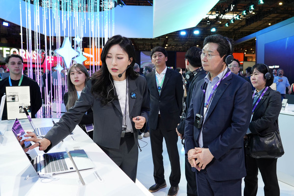 ▲ 이상일 용인특례시장이 MWC 2024 의 삼성전자관을 찾아 관계자의 설명을 듣고 있다.