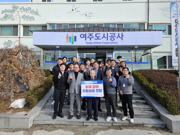▲ 서천특화시장 화재 지원 성금 전달 모습.
