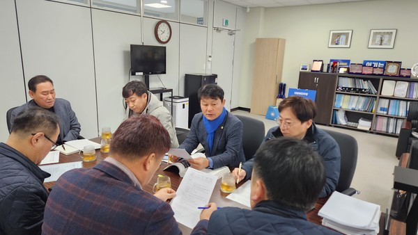 ▲ 하남시의회 정병용 의원이 강동하남남양주선(9호선) 사업추진과 관련해 주민대표 및 관련 부서 공무원과 함께 간담회를 개최하고 있다.