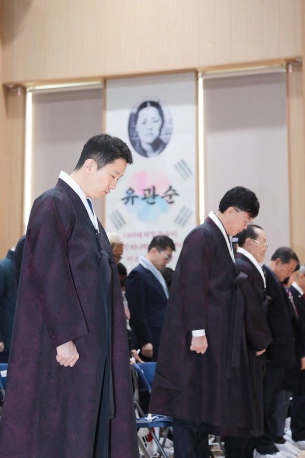 ▲ 안산시의회 의원들이 1일 안산초등학교에서 열린 ‘제105주년 3·1절 기념식’에 참석했다.