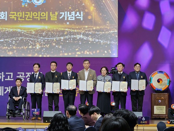 ▲ 하남시 법무감사관 전도익 청렴조사팀장(왼쪽 다섯번째)가 대통령 표창을 수상하고 있다.