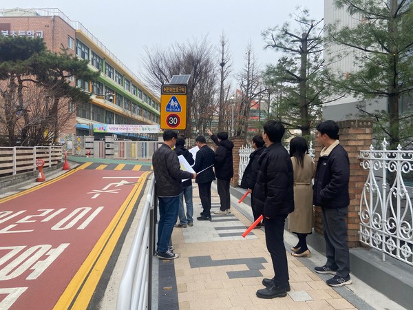 ▲ 어린이보호구역 교통안전시설물 점검 모습.