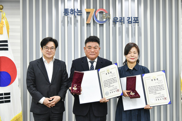 ▲ (왼쪽부터)김병수 김포시장, 원대연 님, 원대연 님 아내 분.